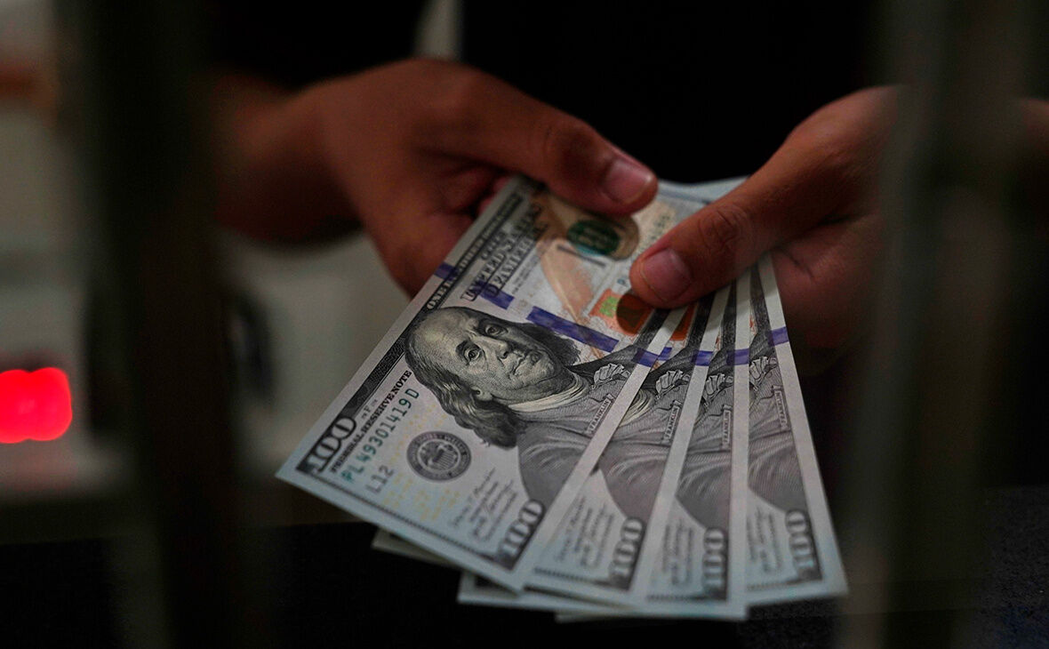 دلار در مرکز مبادله ثابت ماند، یورو افزایشی شد